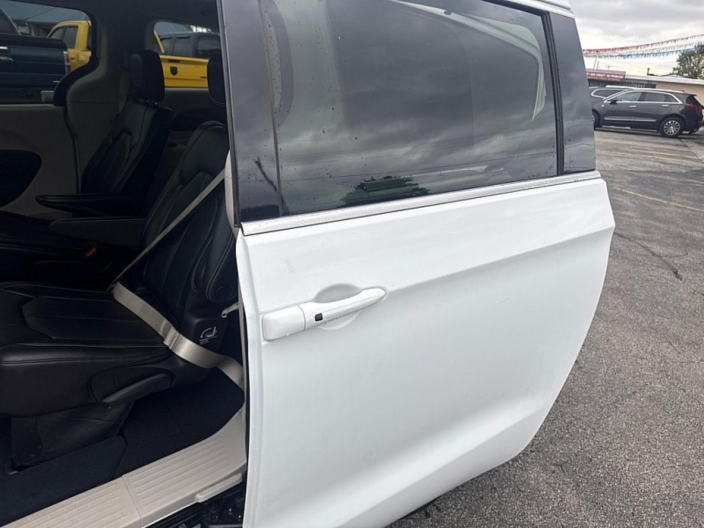 2023 WHITE /BLACK Chrysler Pacifica Touring-L (2C4RC1BG1PR) with an 3.6L V6 DOHC 24V engine, 9A transmission, located at 3304 Woodville Road, Northwood, OH, 43619, (419) 210-8019, 41.612694, -83.480743 - Your #1 Destination for Auto Loans and mdash;No Matter Your Credit!At our dealership, we believe everyone deserves the opportunity to drive their dream car and mdash;whether you have good credit, bad credit, or no credit at all. With a wide selection of hundreds of cars, trucks, and SUVs, you'll fin- Photo#10