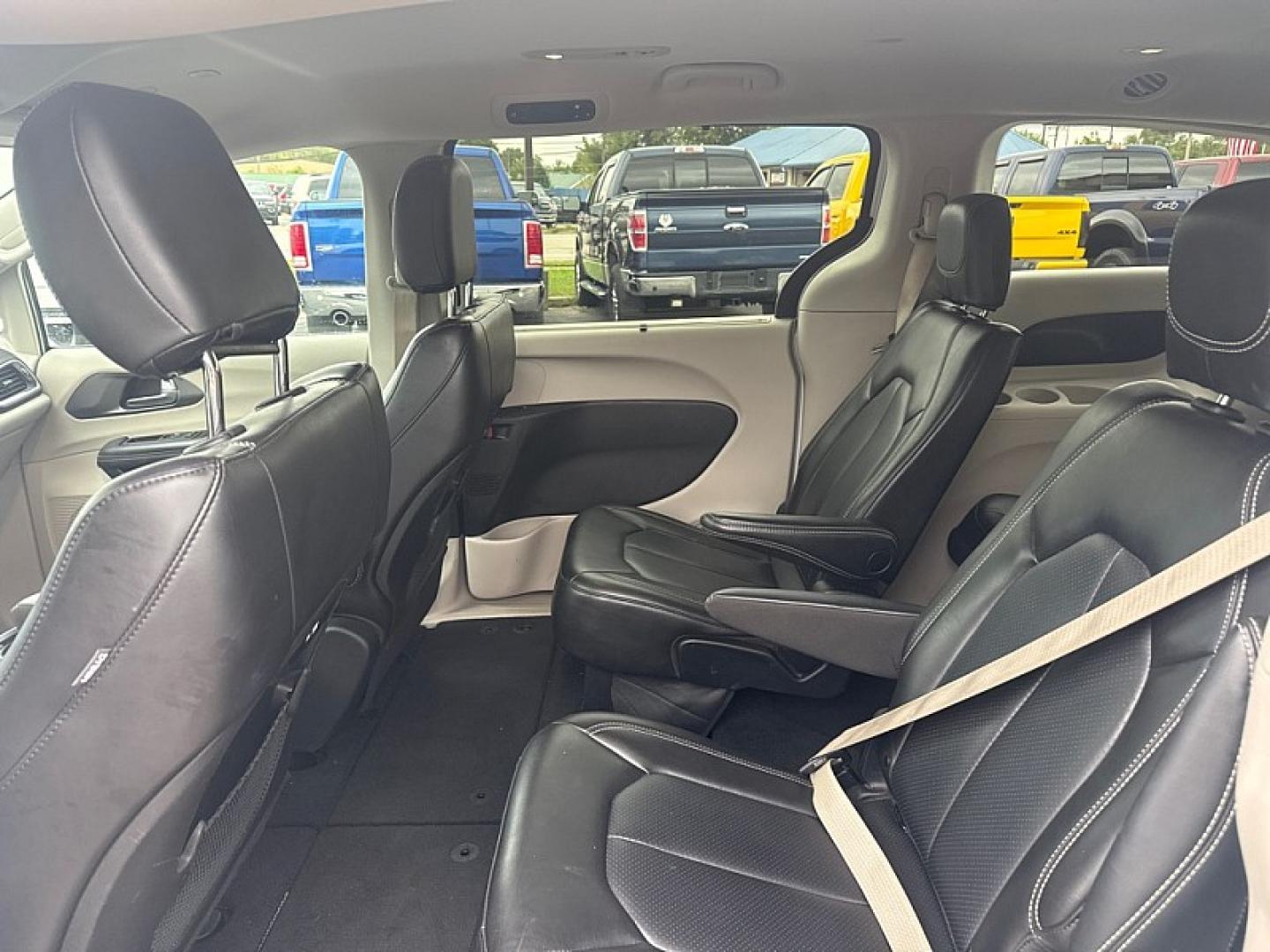 2023 WHITE /BLACK Chrysler Pacifica Touring-L (2C4RC1BG1PR) with an 3.6L V6 DOHC 24V engine, 9A transmission, located at 3304 Woodville Road, Northwood, OH, 43619, (419) 210-8019, 41.612694, -83.480743 - Your #1 Destination for Auto Loans and mdash;No Matter Your Credit!At our dealership, we believe everyone deserves the opportunity to drive their dream car and mdash;whether you have good credit, bad credit, or no credit at all. With a wide selection of hundreds of cars, trucks, and SUVs, you'll fin- Photo#11