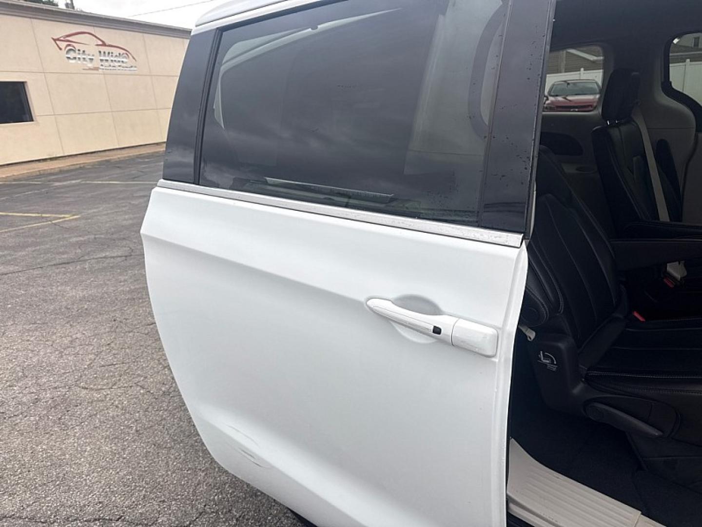 2023 WHITE /BLACK Chrysler Pacifica Touring-L (2C4RC1BG1PR) with an 3.6L V6 DOHC 24V engine, 9A transmission, located at 3304 Woodville Road, Northwood, OH, 43619, (419) 210-8019, 41.612694, -83.480743 - Your #1 Destination for Auto Loans and mdash;No Matter Your Credit!At our dealership, we believe everyone deserves the opportunity to drive their dream car and mdash;whether you have good credit, bad credit, or no credit at all. With a wide selection of hundreds of cars, trucks, and SUVs, you'll fin- Photo#12