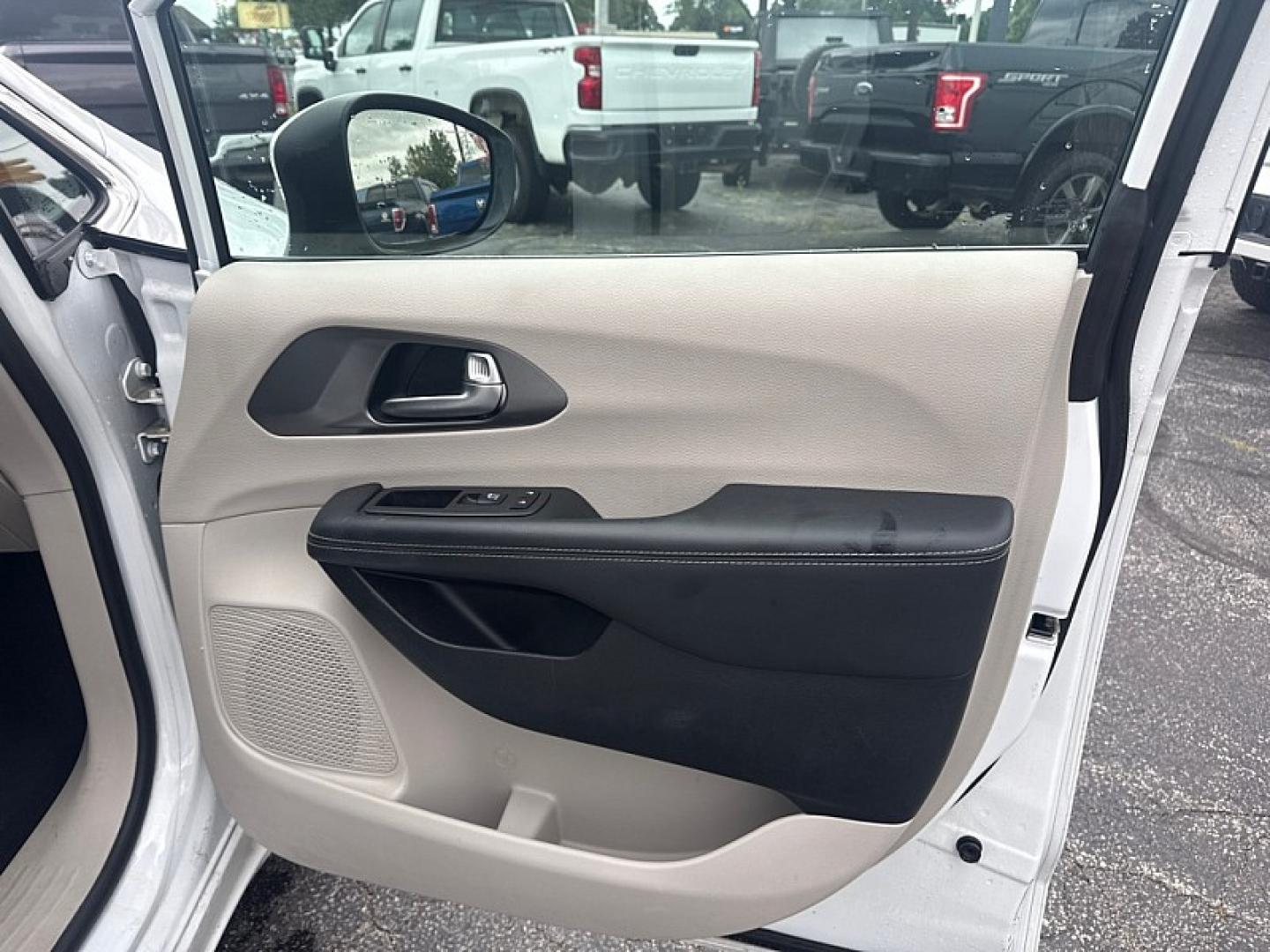2023 WHITE /BLACK Chrysler Pacifica Touring-L (2C4RC1BG1PR) with an 3.6L V6 DOHC 24V engine, 9A transmission, located at 3304 Woodville Road, Northwood, OH, 43619, (419) 210-8019, 41.612694, -83.480743 - Your #1 Destination for Auto Loans and mdash;No Matter Your Credit!At our dealership, we believe everyone deserves the opportunity to drive their dream car and mdash;whether you have good credit, bad credit, or no credit at all. With a wide selection of hundreds of cars, trucks, and SUVs, you'll fin- Photo#14