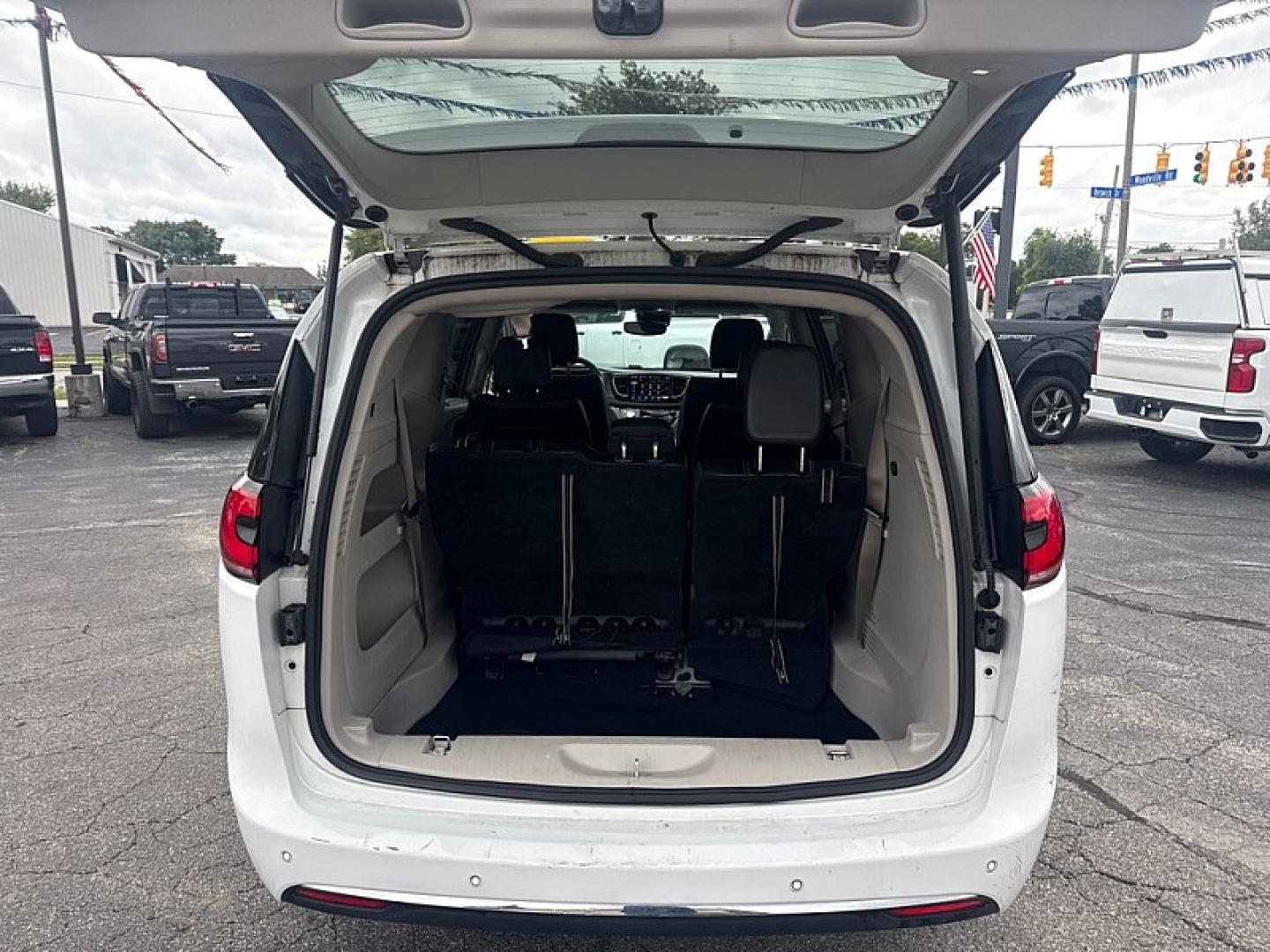 2023 WHITE /BLACK Chrysler Pacifica Touring-L (2C4RC1BG1PR) with an 3.6L V6 DOHC 24V engine, 9A transmission, located at 3304 Woodville Road, Northwood, OH, 43619, (419) 210-8019, 41.612694, -83.480743 - Your #1 Destination for Auto Loans and mdash;No Matter Your Credit!At our dealership, we believe everyone deserves the opportunity to drive their dream car and mdash;whether you have good credit, bad credit, or no credit at all. With a wide selection of hundreds of cars, trucks, and SUVs, you'll fin- Photo#17