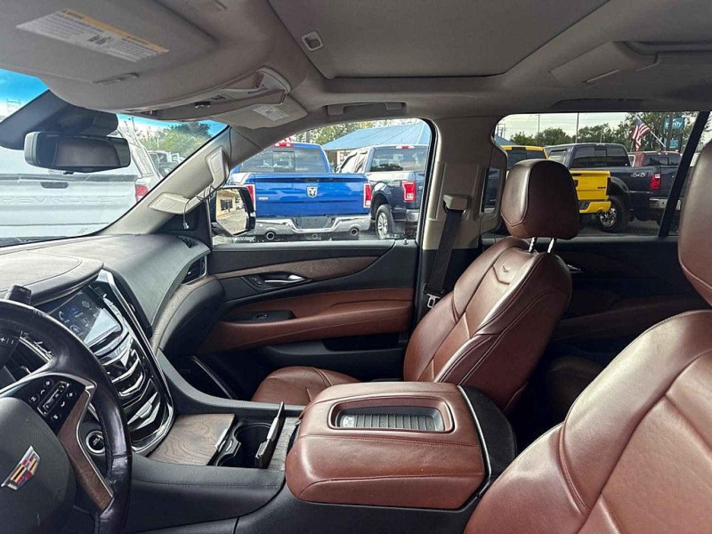 2018 WHITE /BROWN Cadillac Escalade ESV Premium 4WD (1GYS4JKJ3JR) with an 6.2L V8 OHV 16V FFV engine, 8A transmission, located at 3304 Woodville Road, Northwood, OH, 43619, (419) 210-8019, 41.612694, -83.480743 - Your #1 Destination for Auto Loans and mdash;No Matter Your Credit!At our dealership, we believe everyone deserves the opportunity to drive their dream car and mdash;whether you have good credit, bad credit, or no credit at all. With a wide selection of hundreds of cars, trucks, and SUVs, you'll fin- Photo#9