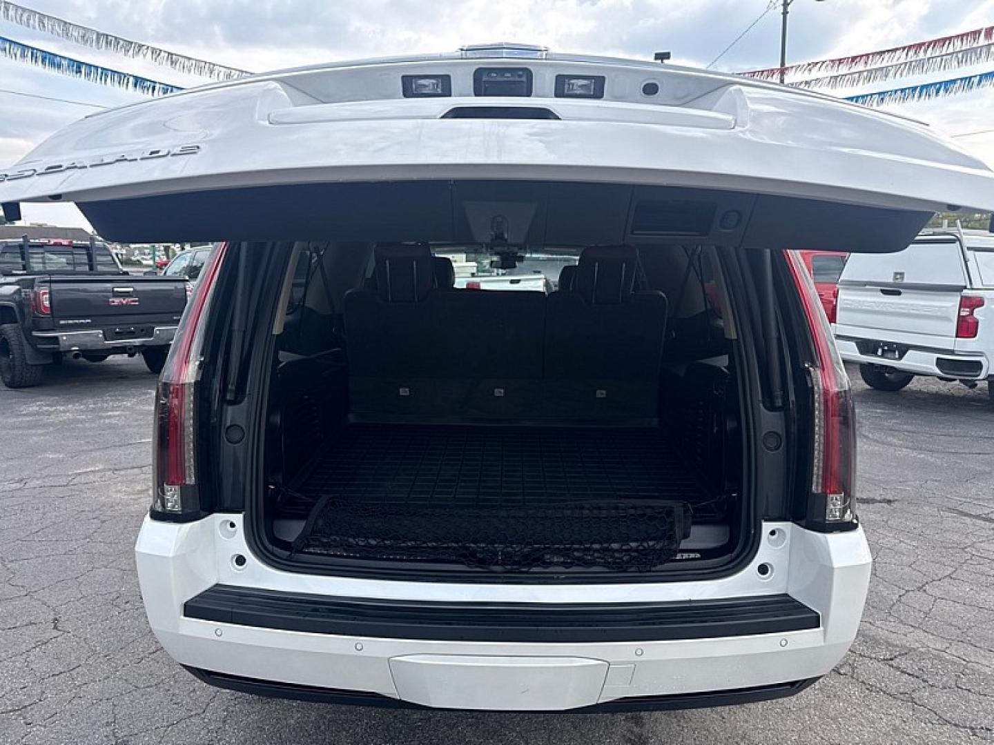 2018 WHITE /BROWN Cadillac Escalade ESV Premium 4WD (1GYS4JKJ3JR) with an 6.2L V8 OHV 16V FFV engine, 8A transmission, located at 3304 Woodville Road, Northwood, OH, 43619, (419) 210-8019, 41.612694, -83.480743 - Your #1 Destination for Auto Loans and mdash;No Matter Your Credit!At our dealership, we believe everyone deserves the opportunity to drive their dream car and mdash;whether you have good credit, bad credit, or no credit at all. With a wide selection of hundreds of cars, trucks, and SUVs, you'll fin- Photo#17