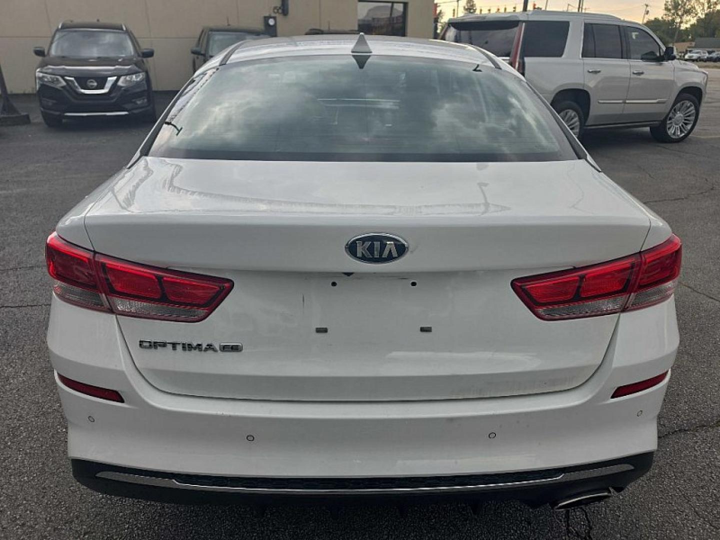 2020 WHITE /BLACK Kia Optima LX (5XXGT4L35LG) with an 2.4L L4 DOHC 16V engine, 6A transmission, located at 3304 Woodville Road, Northwood, OH, 43619, (419) 210-8019, 41.612694, -83.480743 - Your #1 Destination for Auto Loans and mdash;No Matter Your Credit!At our dealership, we believe everyone deserves the opportunity to drive their dream car and mdash;whether you have good credit, bad credit, or no credit at all. With a wide selection of hundreds of cars, trucks, and SUVs, you'll fin- Photo#3