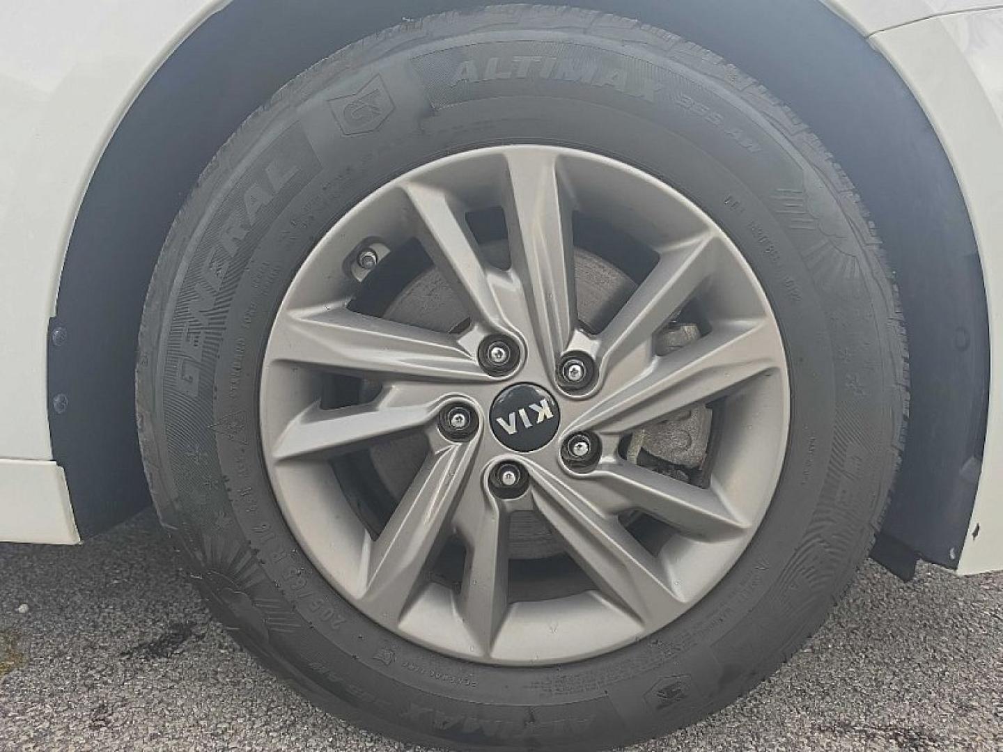 2020 WHITE /BLACK Kia Optima LX (5XXGT4L35LG) with an 2.4L L4 DOHC 16V engine, 6A transmission, located at 3304 Woodville Road, Northwood, OH, 43619, (419) 210-8019, 41.612694, -83.480743 - Your #1 Destination for Auto Loans and mdash;No Matter Your Credit!At our dealership, we believe everyone deserves the opportunity to drive their dream car and mdash;whether you have good credit, bad credit, or no credit at all. With a wide selection of hundreds of cars, trucks, and SUVs, you'll fin- Photo#17