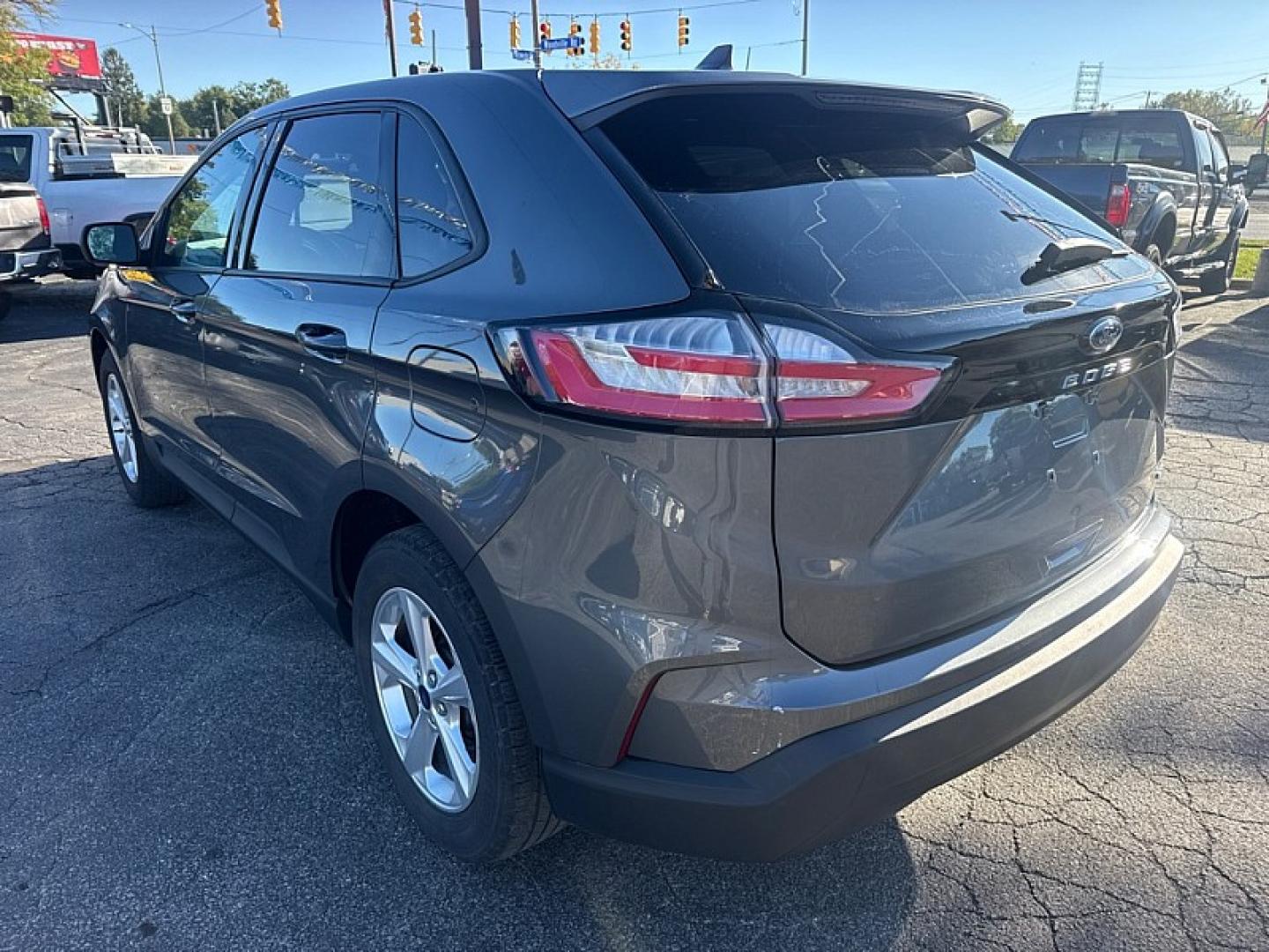 2022 GRAY /BLACK Ford Edge SE AWD (2FMPK4G92NB) with an 2.0L L4 DOHC 16V engine, 6A transmission, located at 3304 Woodville Road, Northwood, OH, 43619, (419) 210-8019, 41.612694, -83.480743 - Your #1 Destination for Auto Loans and mdash;No Matter Your Credit!At our dealership, we believe everyone deserves the opportunity to drive their dream car and mdash;whether you have good credit, bad credit, or no credit at all. With a wide selection of hundreds of cars, trucks, and SUVs, you'll fin- Photo#2