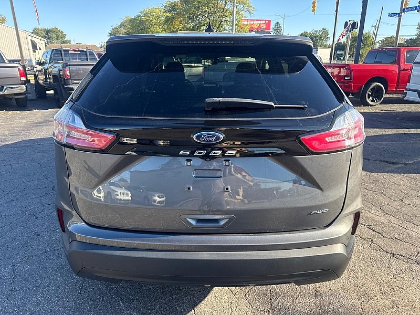 2022 GRAY /BLACK Ford Edge SE AWD (2FMPK4G92NB) with an 2.0L L4 DOHC 16V engine, 6A transmission, located at 3304 Woodville Road, Northwood, OH, 43619, (419) 210-8019, 41.612694, -83.480743 - Your #1 Destination for Auto Loans and mdash;No Matter Your Credit!At our dealership, we believe everyone deserves the opportunity to drive their dream car and mdash;whether you have good credit, bad credit, or no credit at all. With a wide selection of hundreds of cars, trucks, and SUVs, you'll fin- Photo#3
