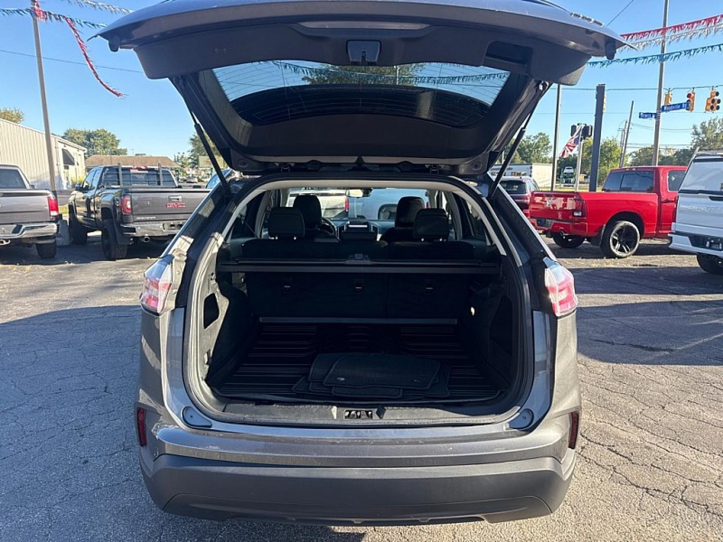 2022 GRAY /BLACK Ford Edge SE AWD (2FMPK4G92NB) with an 2.0L L4 DOHC 16V engine, 6A transmission, located at 3304 Woodville Road, Northwood, OH, 43619, (419) 210-8019, 41.612694, -83.480743 - Your #1 Destination for Auto Loans and mdash;No Matter Your Credit!At our dealership, we believe everyone deserves the opportunity to drive their dream car and mdash;whether you have good credit, bad credit, or no credit at all. With a wide selection of hundreds of cars, trucks, and SUVs, you'll fin- Photo#17