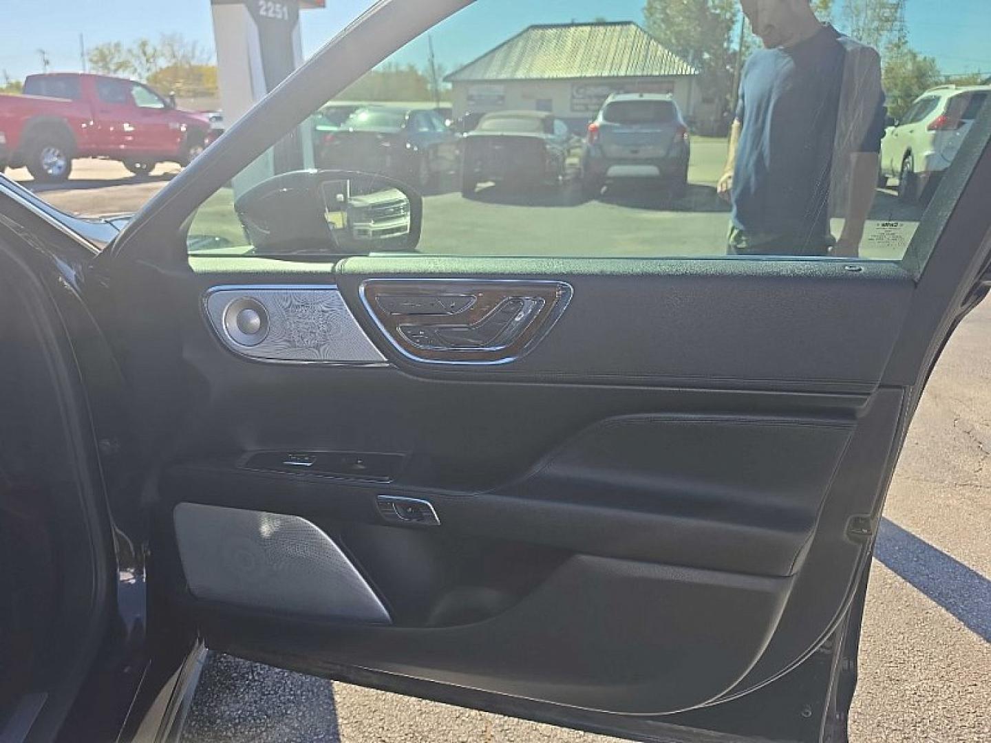 2018 BLACK /BLACK Lincoln Continental Reserve AWD (1LN6L9NC0J5) with an 3.0L V6 DOHC 24V engine, 6A transmission, located at 3304 Woodville Road, Northwood, OH, 43619, (419) 210-8019, 41.612694, -83.480743 - Your #1 Destination for Auto Loans and mdash;No Matter Your Credit!At our dealership, we believe everyone deserves the opportunity to drive their dream car and mdash;whether you have good credit, bad credit, or no credit at all. With a wide selection of hundreds of cars, trucks, and SUVs, you'll fin- Photo#15