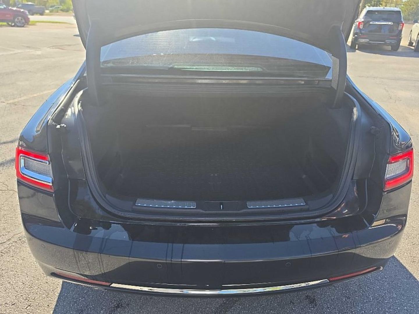 2018 BLACK /BLACK Lincoln Continental Reserve AWD (1LN6L9NC0J5) with an 3.0L V6 DOHC 24V engine, 6A transmission, located at 3304 Woodville Road, Northwood, OH, 43619, (419) 210-8019, 41.612694, -83.480743 - Your #1 Destination for Auto Loans and mdash;No Matter Your Credit!At our dealership, we believe everyone deserves the opportunity to drive their dream car and mdash;whether you have good credit, bad credit, or no credit at all. With a wide selection of hundreds of cars, trucks, and SUVs, you'll fin- Photo#31