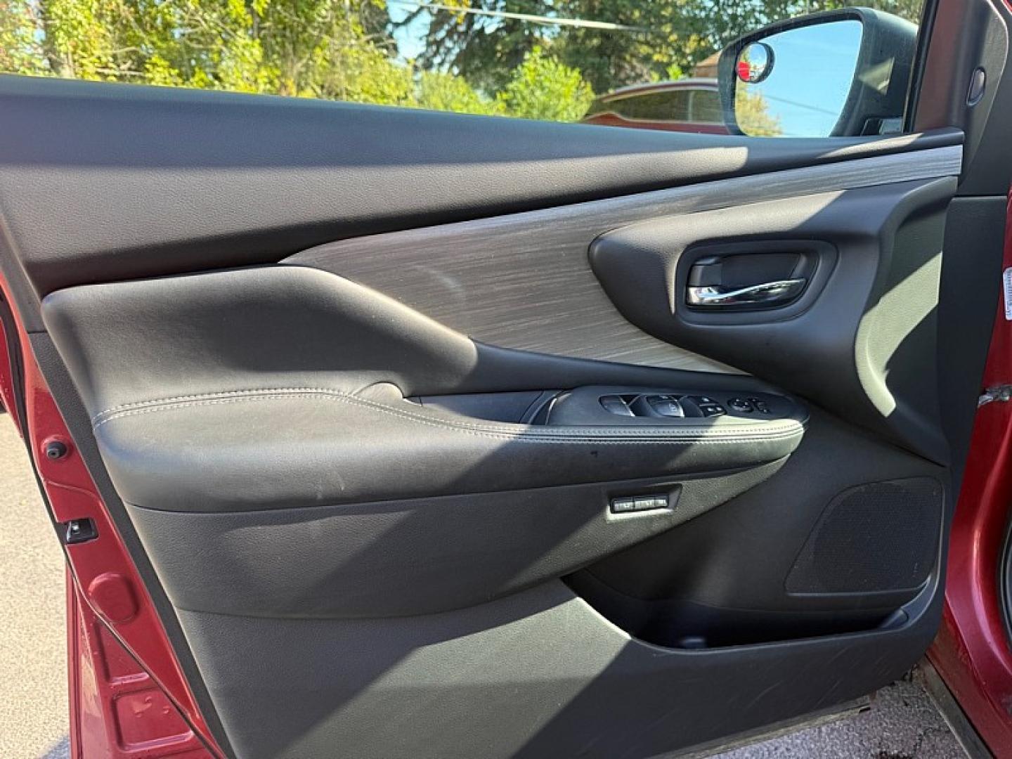 2017 RED /BLACK Nissan Murano Platinum AWD (5N1AZ2MH6HN) with an 3.5L V6 DOHC 24V engine, CVT transmission, located at 3304 Woodville Road, Northwood, OH, 43619, (419) 210-8019, 41.612694, -83.480743 - Your #1 Destination for Auto Loans and mdash;No Matter Your Credit!At our dealership, we believe everyone deserves the opportunity to drive their dream car and mdash;whether you have good credit, bad credit, or no credit at all. With a wide selection of hundreds of cars, trucks, and SUVs, you'll fin- Photo#32