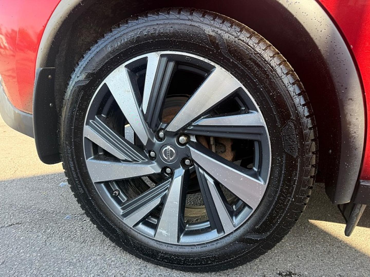 2017 RED /BLACK Nissan Murano Platinum AWD (5N1AZ2MH6HN) with an 3.5L V6 DOHC 24V engine, CVT transmission, located at 3304 Woodville Road, Northwood, OH, 43619, (419) 210-8019, 41.612694, -83.480743 - Your #1 Destination for Auto Loans and mdash;No Matter Your Credit!At our dealership, we believe everyone deserves the opportunity to drive their dream car and mdash;whether you have good credit, bad credit, or no credit at all. With a wide selection of hundreds of cars, trucks, and SUVs, you'll fin- Photo#40