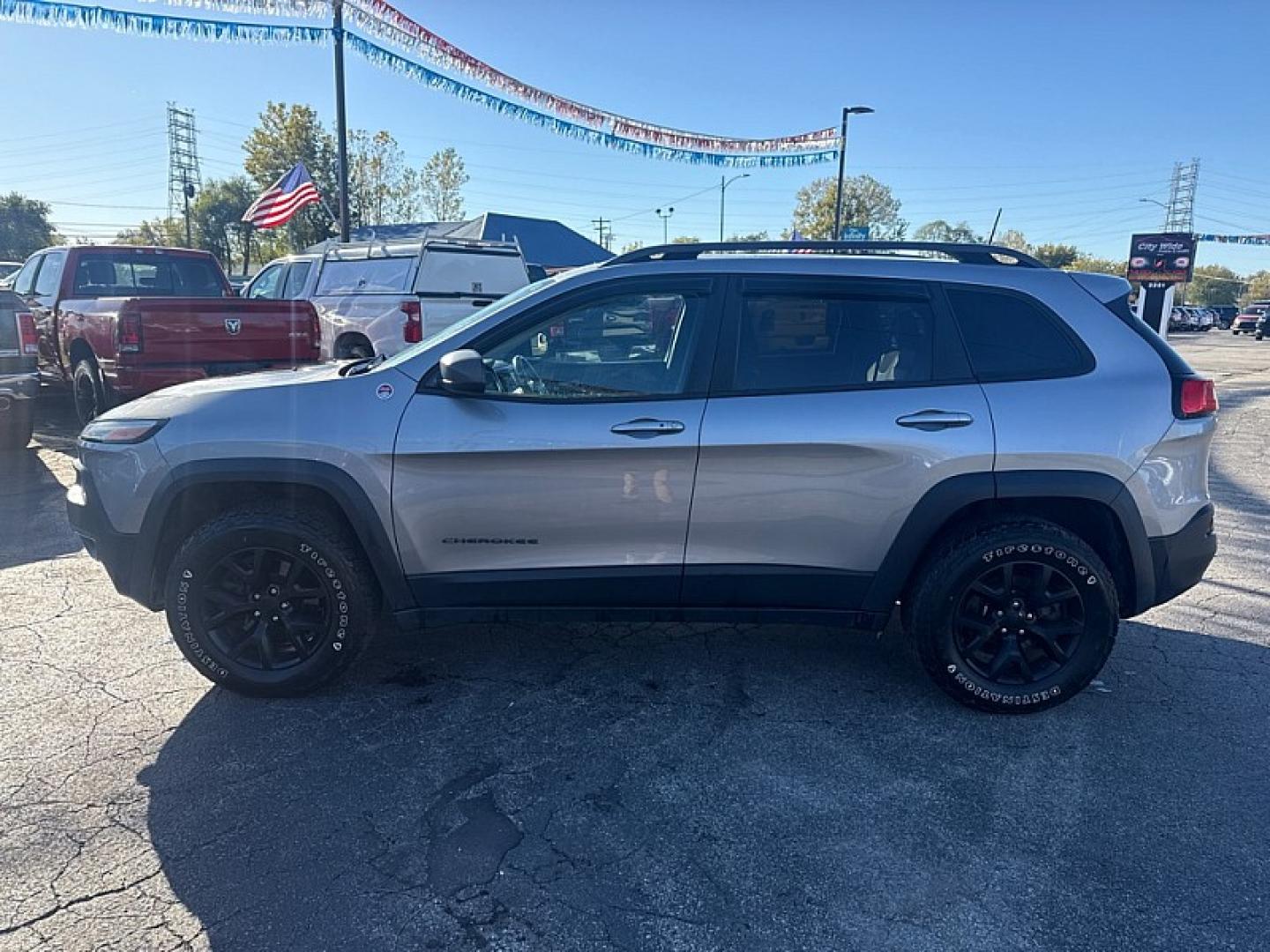 2016 SILVER /BLACK Jeep Cherokee Trailhawk 4WD (1C4PJMBS5GW) with an 3.2L V6 DOHC 24V engine, 9A transmission, located at 3304 Woodville Road, Northwood, OH, 43619, (419) 210-8019, 41.612694, -83.480743 - Your #1 Destination for Auto Loans and mdash;No Matter Your Credit!At our dealership, we believe everyone deserves the opportunity to drive their dream car and mdash;whether you have good credit, bad credit, or no credit at all. With a wide selection of hundreds of cars, trucks, and SUVs, you'll fin- Photo#1
