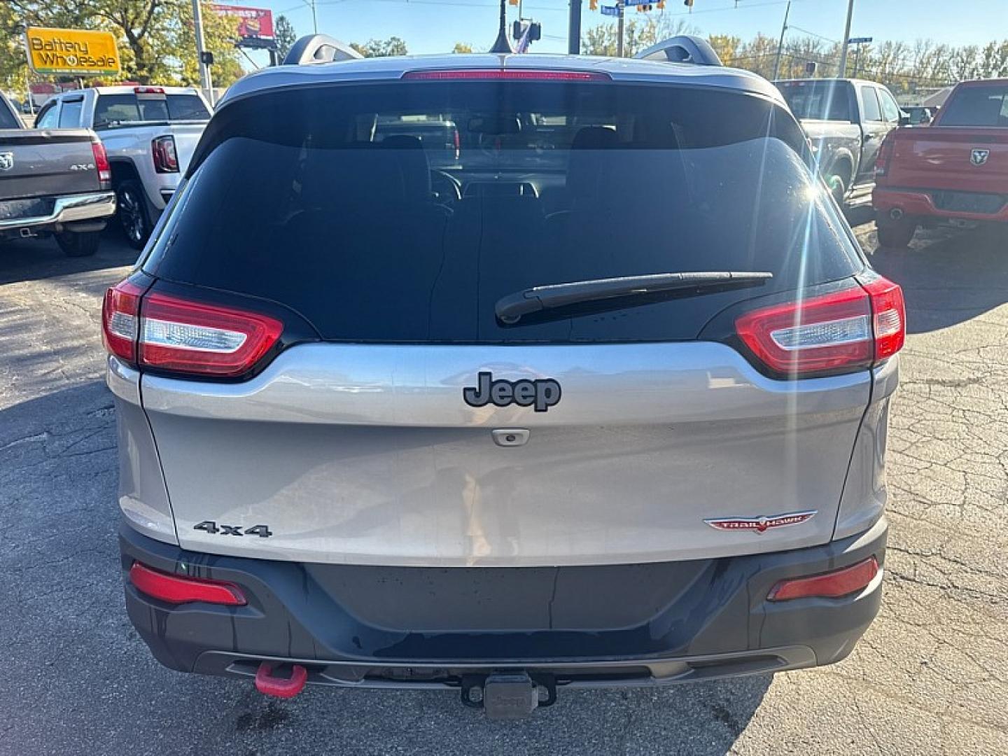 2016 SILVER /BLACK Jeep Cherokee Trailhawk 4WD (1C4PJMBS5GW) with an 3.2L V6 DOHC 24V engine, 9A transmission, located at 3304 Woodville Road, Northwood, OH, 43619, (419) 210-8019, 41.612694, -83.480743 - Your #1 Destination for Auto Loans and mdash;No Matter Your Credit!At our dealership, we believe everyone deserves the opportunity to drive their dream car and mdash;whether you have good credit, bad credit, or no credit at all. With a wide selection of hundreds of cars, trucks, and SUVs, you'll fin- Photo#3