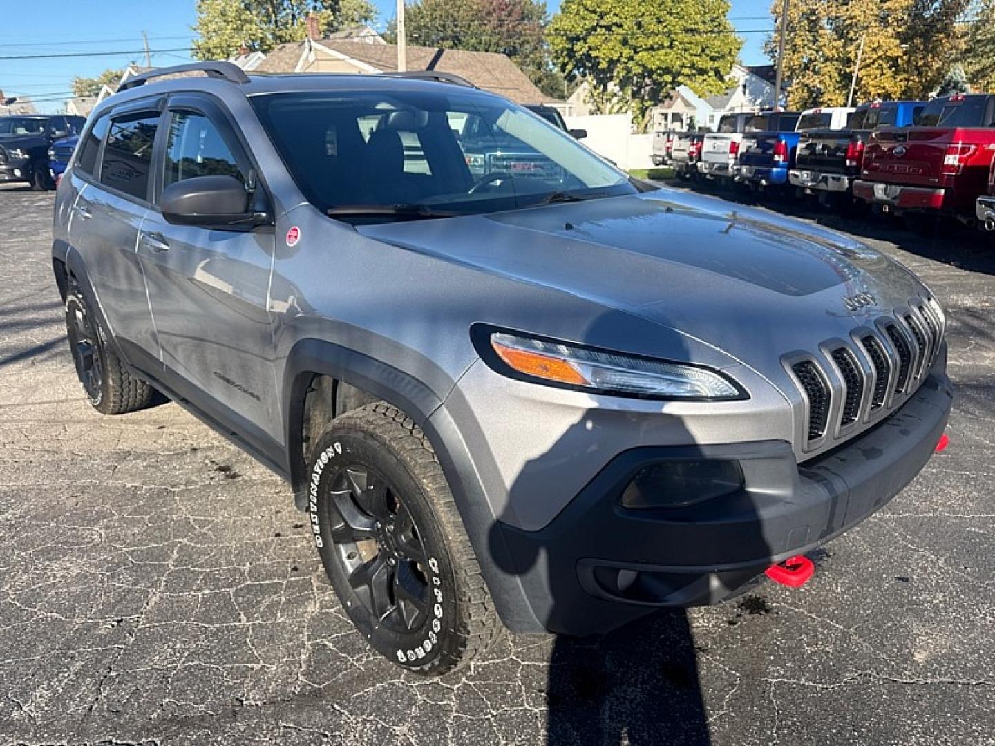 2016 SILVER /BLACK Jeep Cherokee Trailhawk 4WD (1C4PJMBS5GW) with an 3.2L V6 DOHC 24V engine, 9A transmission, located at 3304 Woodville Road, Northwood, OH, 43619, (419) 210-8019, 41.612694, -83.480743 - Your #1 Destination for Auto Loans and mdash;No Matter Your Credit!At our dealership, we believe everyone deserves the opportunity to drive their dream car and mdash;whether you have good credit, bad credit, or no credit at all. With a wide selection of hundreds of cars, trucks, and SUVs, you'll fin- Photo#6