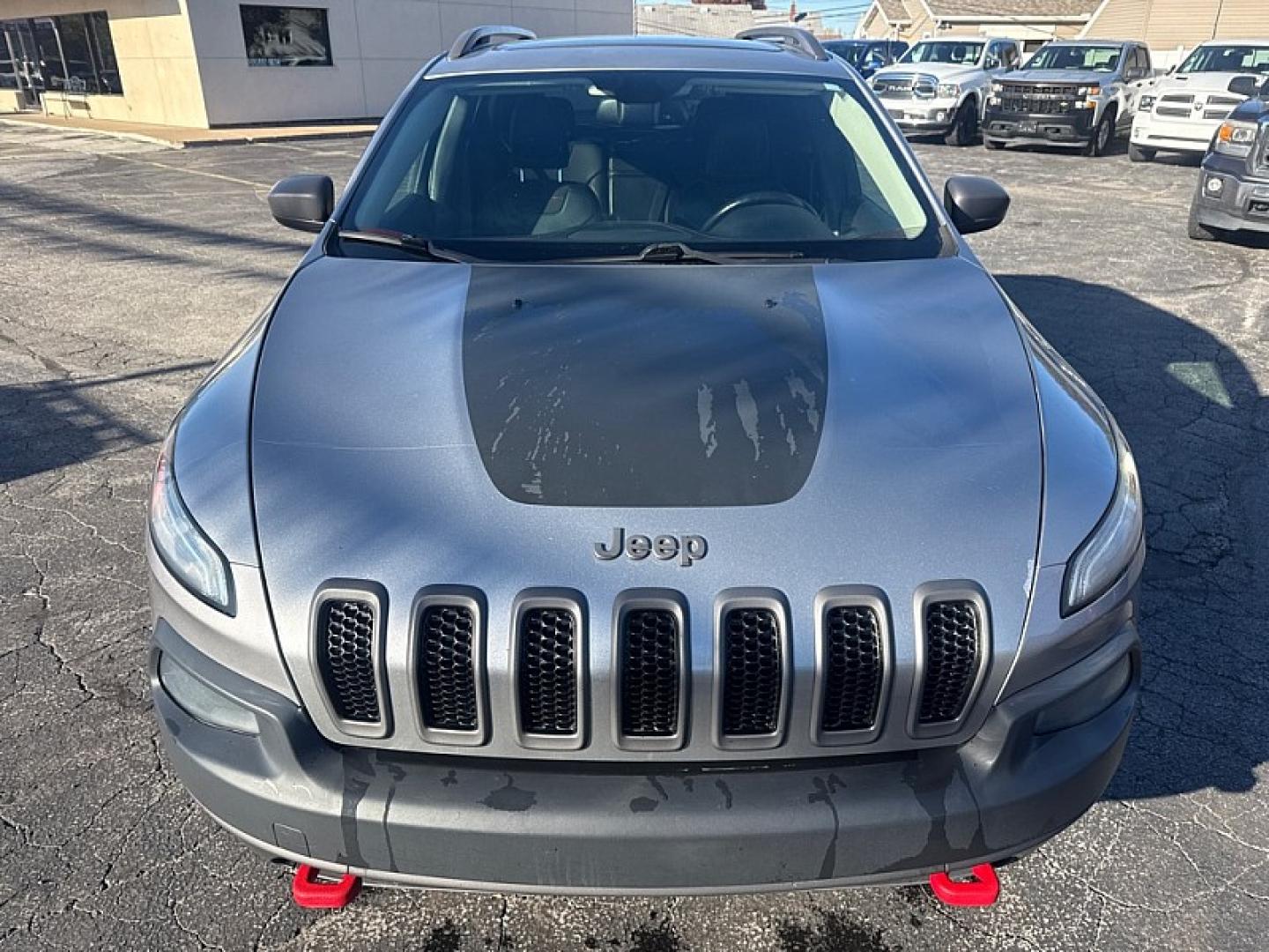 2016 SILVER /BLACK Jeep Cherokee Trailhawk 4WD (1C4PJMBS5GW) with an 3.2L V6 DOHC 24V engine, 9A transmission, located at 3304 Woodville Road, Northwood, OH, 43619, (419) 210-8019, 41.612694, -83.480743 - Your #1 Destination for Auto Loans and mdash;No Matter Your Credit!At our dealership, we believe everyone deserves the opportunity to drive their dream car and mdash;whether you have good credit, bad credit, or no credit at all. With a wide selection of hundreds of cars, trucks, and SUVs, you'll fin- Photo#7