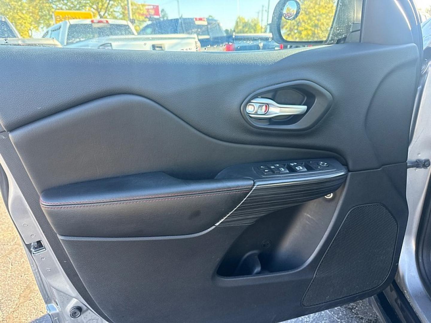 2016 SILVER /BLACK Jeep Cherokee Trailhawk 4WD (1C4PJMBS5GW) with an 3.2L V6 DOHC 24V engine, 9A transmission, located at 3304 Woodville Road, Northwood, OH, 43619, (419) 210-8019, 41.612694, -83.480743 - Your #1 Destination for Auto Loans and mdash;No Matter Your Credit!At our dealership, we believe everyone deserves the opportunity to drive their dream car and mdash;whether you have good credit, bad credit, or no credit at all. With a wide selection of hundreds of cars, trucks, and SUVs, you'll fin- Photo#8