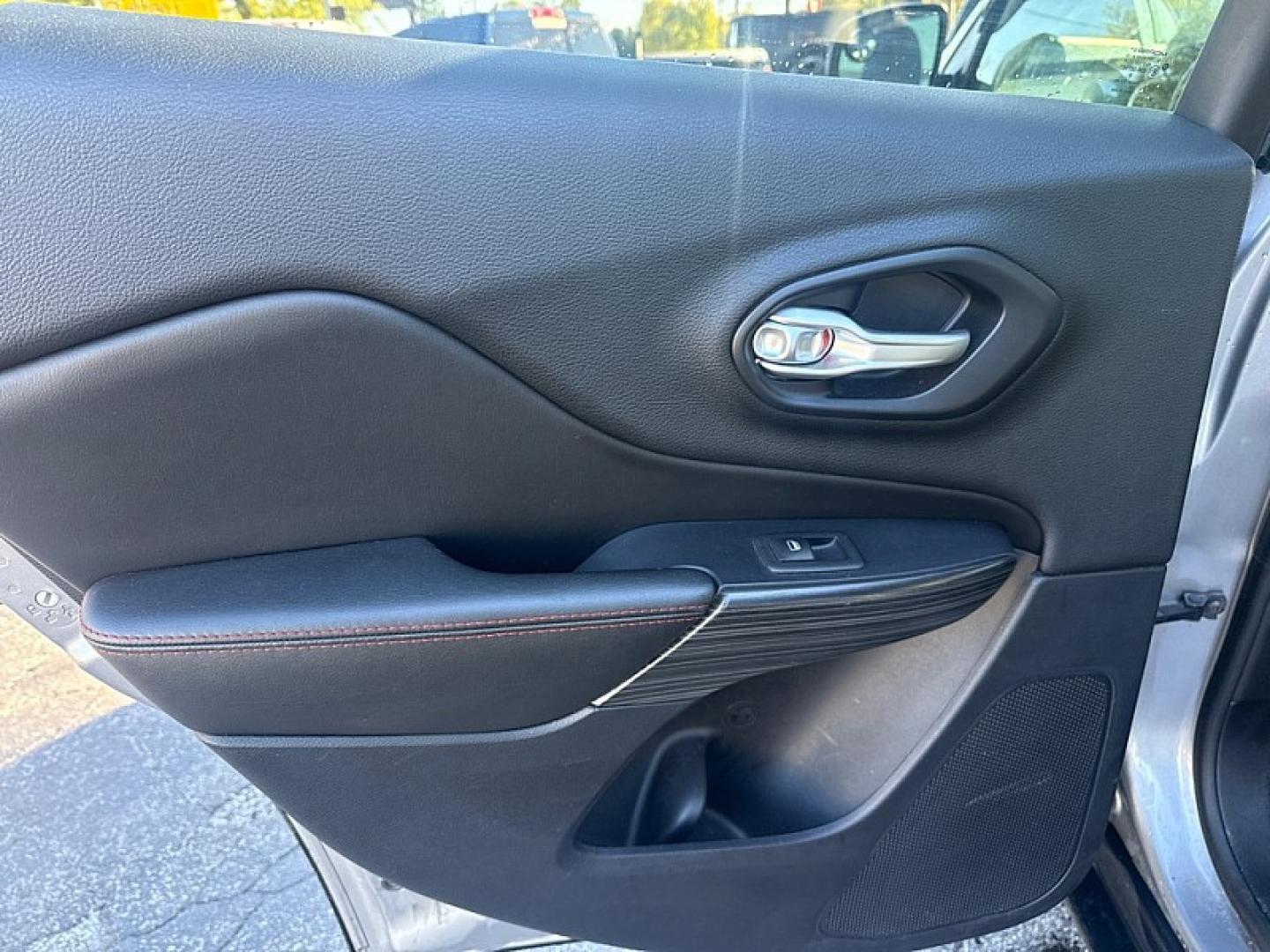 2016 SILVER /BLACK Jeep Cherokee Trailhawk 4WD (1C4PJMBS5GW) with an 3.2L V6 DOHC 24V engine, 9A transmission, located at 3304 Woodville Road, Northwood, OH, 43619, (419) 210-8019, 41.612694, -83.480743 - Your #1 Destination for Auto Loans and mdash;No Matter Your Credit!At our dealership, we believe everyone deserves the opportunity to drive their dream car and mdash;whether you have good credit, bad credit, or no credit at all. With a wide selection of hundreds of cars, trucks, and SUVs, you'll fin- Photo#10