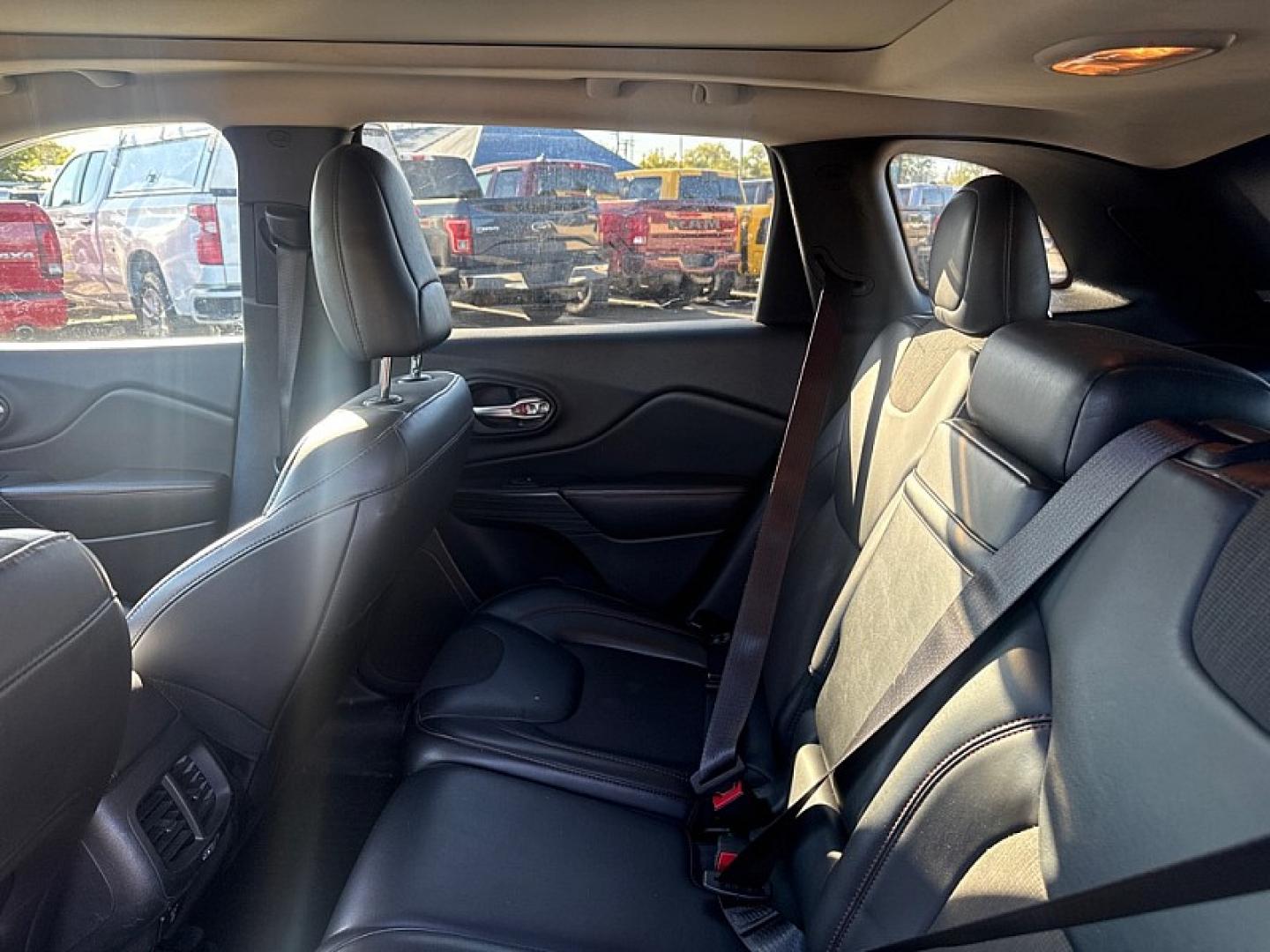 2016 SILVER /BLACK Jeep Cherokee Trailhawk 4WD (1C4PJMBS5GW) with an 3.2L V6 DOHC 24V engine, 9A transmission, located at 3304 Woodville Road, Northwood, OH, 43619, (419) 210-8019, 41.612694, -83.480743 - Your #1 Destination for Auto Loans and mdash;No Matter Your Credit!At our dealership, we believe everyone deserves the opportunity to drive their dream car and mdash;whether you have good credit, bad credit, or no credit at all. With a wide selection of hundreds of cars, trucks, and SUVs, you'll fin- Photo#11