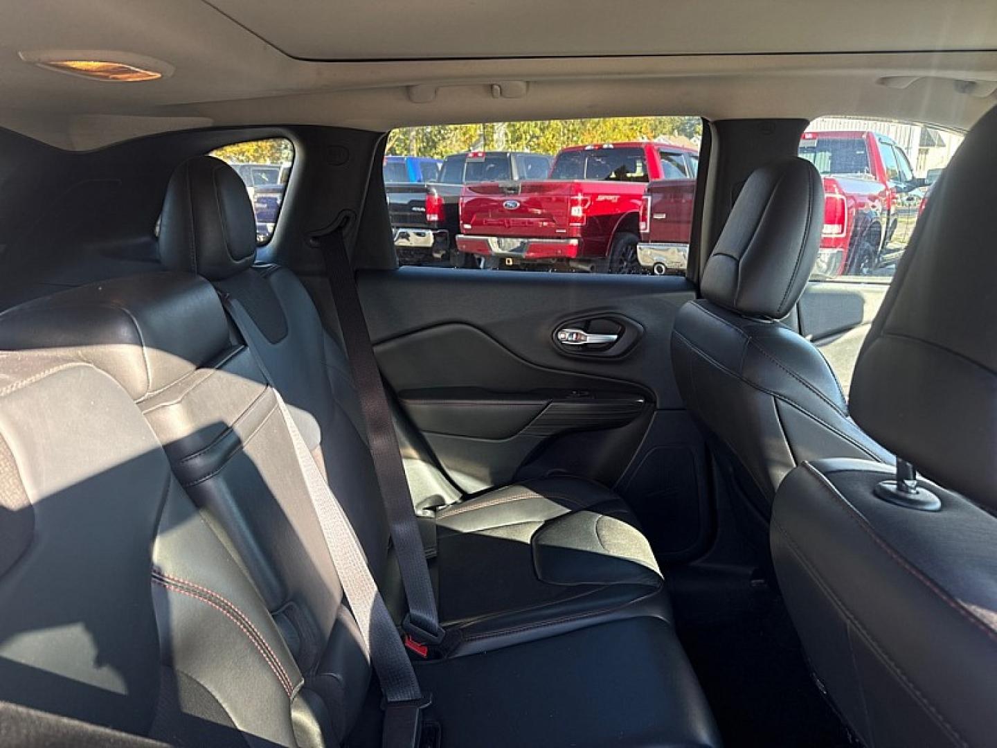 2016 SILVER /BLACK Jeep Cherokee Trailhawk 4WD (1C4PJMBS5GW) with an 3.2L V6 DOHC 24V engine, 9A transmission, located at 3304 Woodville Road, Northwood, OH, 43619, (419) 210-8019, 41.612694, -83.480743 - Your #1 Destination for Auto Loans and mdash;No Matter Your Credit!At our dealership, we believe everyone deserves the opportunity to drive their dream car and mdash;whether you have good credit, bad credit, or no credit at all. With a wide selection of hundreds of cars, trucks, and SUVs, you'll fin- Photo#13