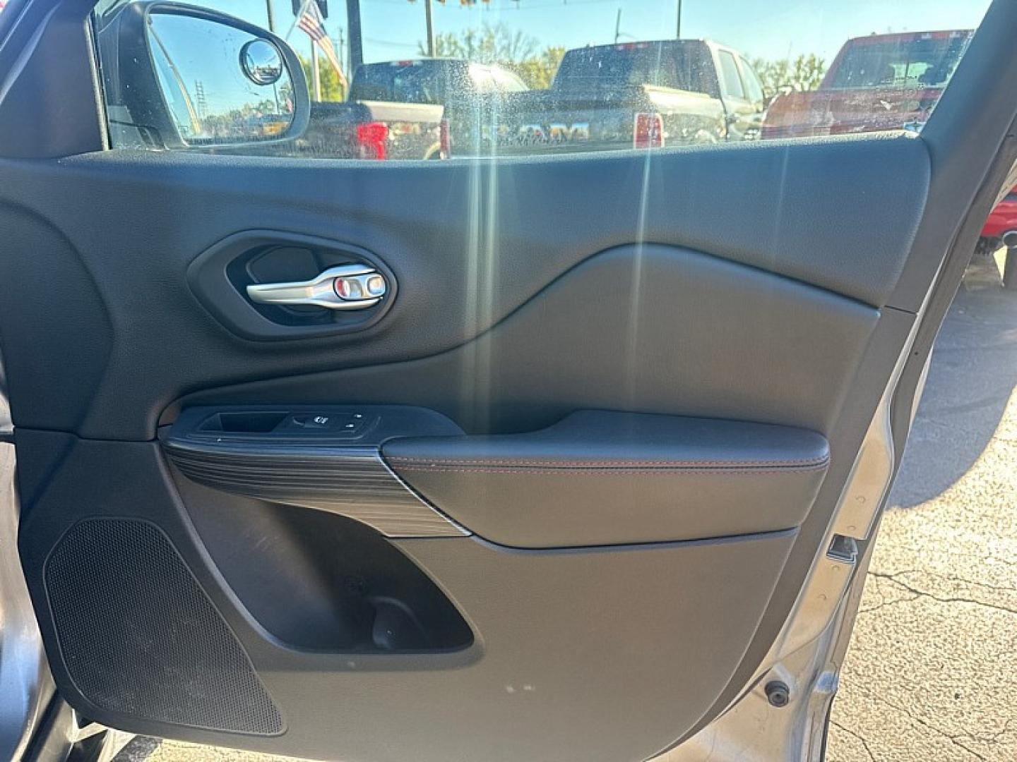 2016 SILVER /BLACK Jeep Cherokee Trailhawk 4WD (1C4PJMBS5GW) with an 3.2L V6 DOHC 24V engine, 9A transmission, located at 3304 Woodville Road, Northwood, OH, 43619, (419) 210-8019, 41.612694, -83.480743 - Your #1 Destination for Auto Loans and mdash;No Matter Your Credit!At our dealership, we believe everyone deserves the opportunity to drive their dream car and mdash;whether you have good credit, bad credit, or no credit at all. With a wide selection of hundreds of cars, trucks, and SUVs, you'll fin- Photo#14