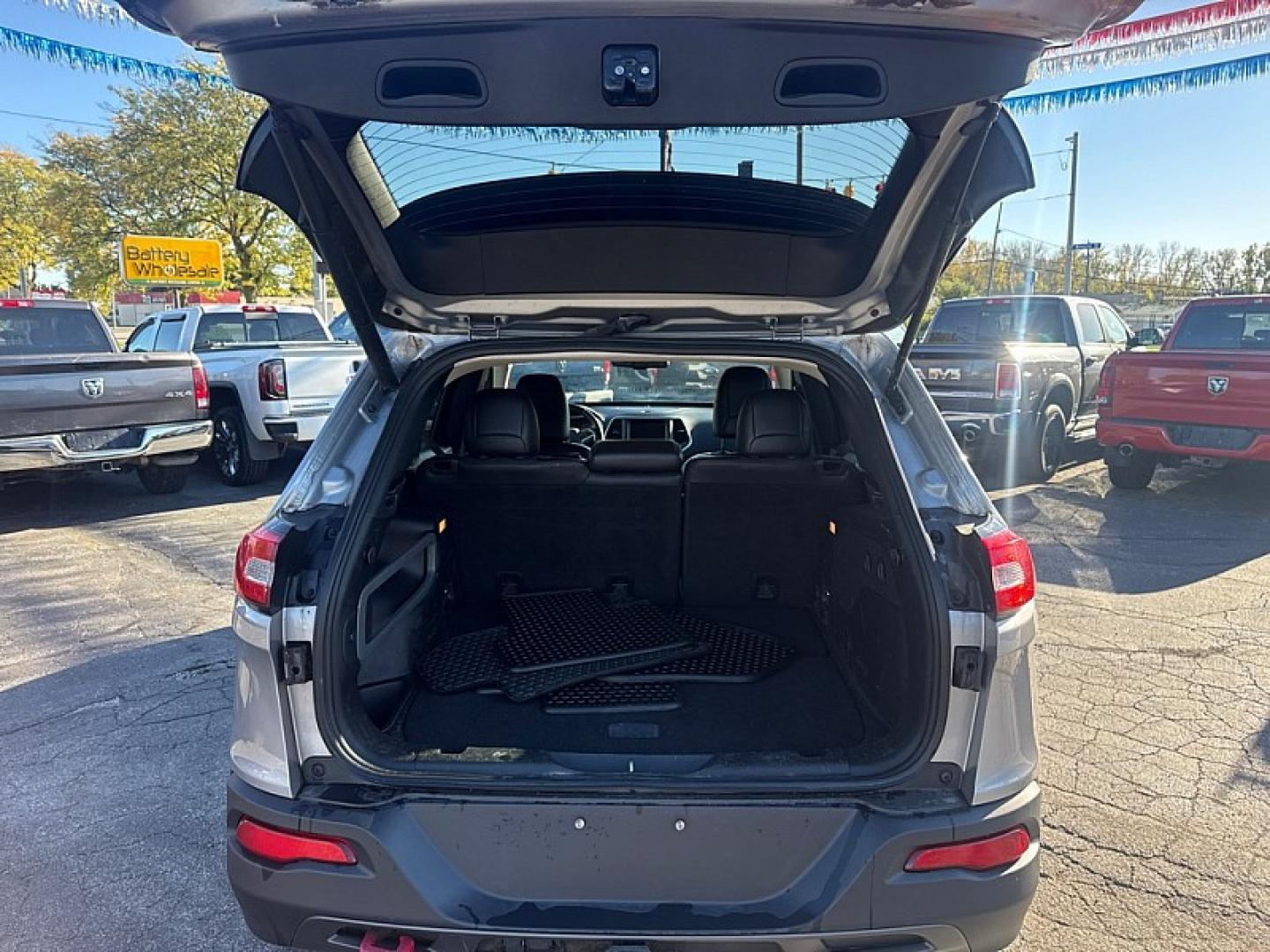 2016 SILVER /BLACK Jeep Cherokee Trailhawk 4WD (1C4PJMBS5GW) with an 3.2L V6 DOHC 24V engine, 9A transmission, located at 3304 Woodville Road, Northwood, OH, 43619, (419) 210-8019, 41.612694, -83.480743 - Your #1 Destination for Auto Loans and mdash;No Matter Your Credit!At our dealership, we believe everyone deserves the opportunity to drive their dream car and mdash;whether you have good credit, bad credit, or no credit at all. With a wide selection of hundreds of cars, trucks, and SUVs, you'll fin- Photo#17