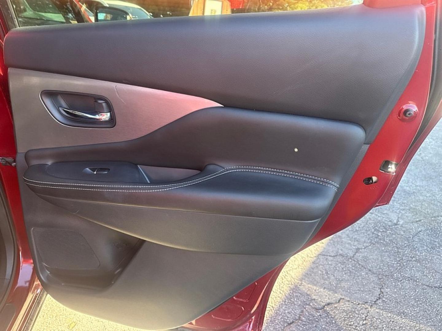 2021 RED /BLACK Nissan Murano SL AWD (5N1AZ2CS9MC) with an 3.5L V6 DOHC 24V engine, CVT transmission, located at 3304 Woodville Road, Northwood, OH, 43619, (419) 210-8019, 41.612694, -83.480743 - Your #1 Destination for Auto Loans and mdash;No Matter Your Credit!At our dealership, we believe everyone deserves the opportunity to drive their dream car and mdash;whether you have good credit, bad credit, or no credit at all. With a wide selection of hundreds of cars, trucks, and SUVs, you'll fin- Photo#14