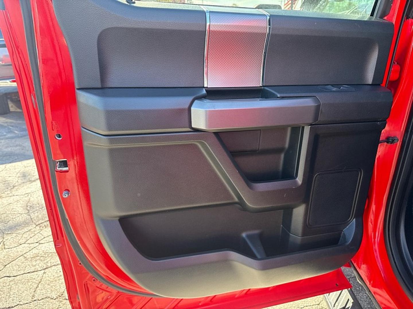 2015 RED Ford F-150 XLT SuperCrew 6.5-ft. Bed 4WD (1FTEW1EG3FK) with an 3.5L V6 TURBO engine, 6-Speed Automatic transmission, located at 3304 Woodville Road, Northwood, OH, 43619, (419) 210-8019, 41.612694, -83.480743 - Your #1 Destination for Auto Loans and mdash;No Matter Your Credit!At our dealership, we believe everyone deserves the opportunity to drive their dream car and mdash;whether you have good credit, bad credit, or no credit at all. With a wide selection of hundreds of cars, trucks, and SUVs, you'll fin- Photo#10